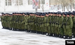 Военнослужащие во время мероприятий по случаю окончания курса подготовки мобилизованных