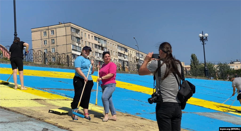 Активісти фотографуються під час акції