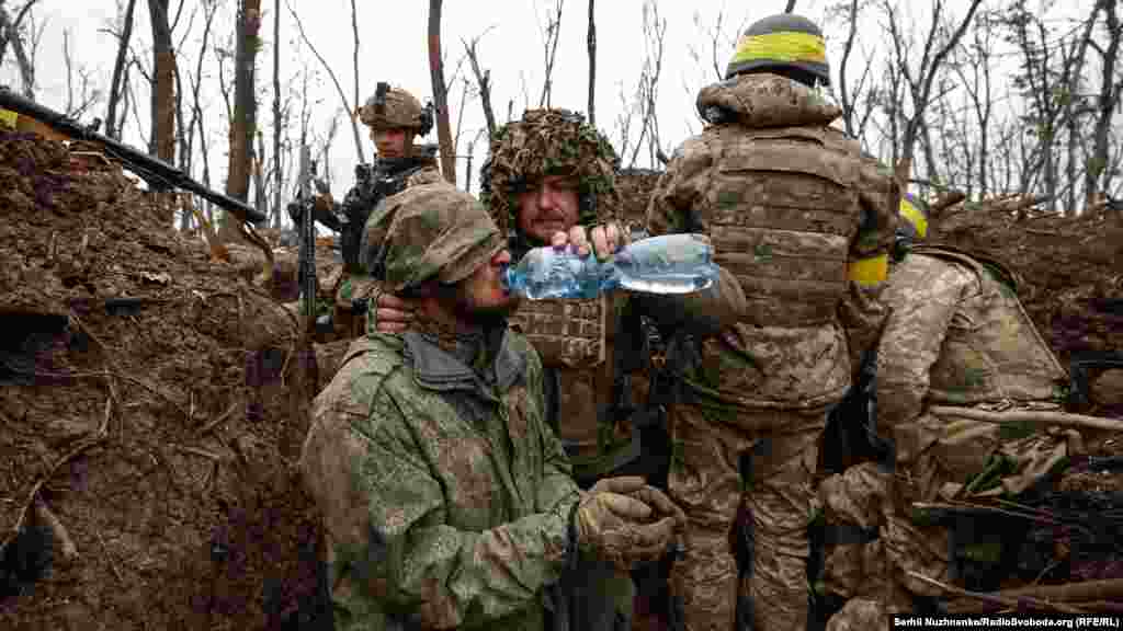 Військові 10-ї окремої гірсько-штурмової бригади &laquo;Едельвейс&raquo; під час штурму ворожих позицій взяли в полон військового російської армії. За словами полоненого, їм чотири дні не привози їжі і воду на позиції