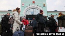 Эвакуированные жители Херсонской области на железнодорожном вокзале города Джанкой, Крым. 2022 год