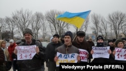 Леонид Терлецкий, украинский крымский активист на митинге в Симферополе против закрытия независимых СМИ российскими военными в Крыму (крайний слева), 10 марта 2014 года