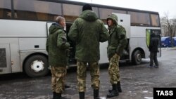 Россия. Москва. Военнослужащие-контрактники у единого пункта отбора на военную службу по контракту на улице Яблочкова