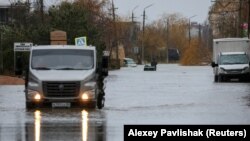 Грузовик едет по затопленной после шторма улице Евпатории, Крым, 27 ноября 2023 года