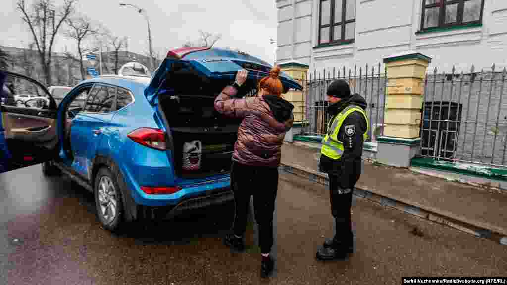 Корреспондентам Радіо Свобода удалось зафиксировать, как вывозят целые библиотеки, мебель, личные вещи, даже раковины и обычные двери.