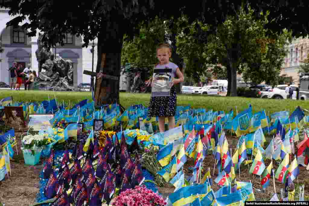 Символічний меморіал загиблих військових на майдані Незалежності