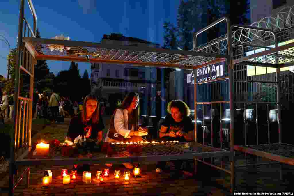 Біля&nbsp;&nbsp;залізних&nbsp;&nbsp;нар поставили лампадки, поклали квіти, символічні хрести, влаштувавши імпровізований меморіал