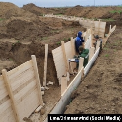 Окопи вздовж траси Е-97 між селами Ішунь і Воїнка Красноперекопського району, весна 2023 року