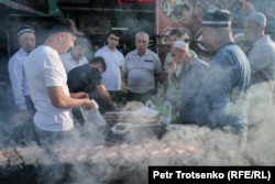 Фурӯши сихкабоб дар бозори "Панҷшанбе." 15-уми июни соли 2024.