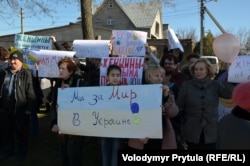 Жінки та діти вийшли на проукраїнський мітинг проти російського вторгнення в Криму, вишикувавшись уздовж Феодосійської траси в селищі Кам'янка на околиці Сімферополя. Крим, Сімферополь, 03 березня 2014 року