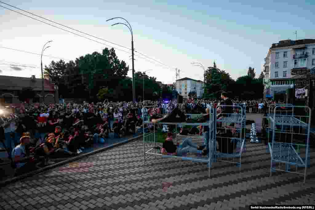 Біля огорожі&nbsp;&nbsp;колишнього російського посольства встановили двоярусні залізні нари &ndash; такі, які були у зруйнованому вибухом бараці в Оленівці