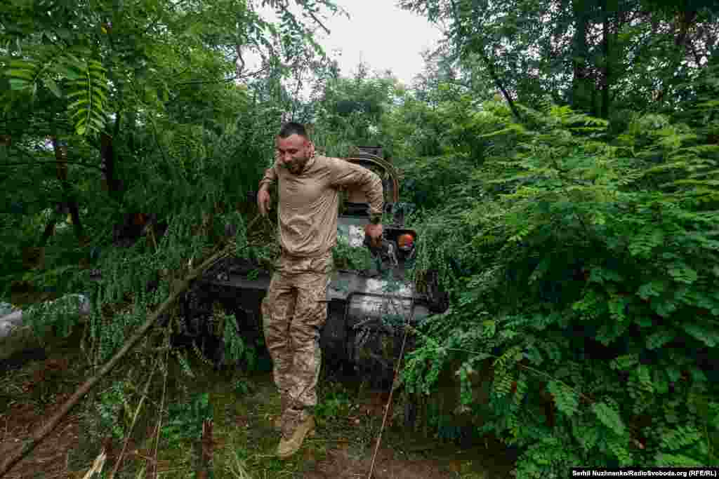 Український військовий 47-ї окремої механізованої бригади &laquo;Магура&raquo; вистрибує з бойової машини піхоти M2 Bradley. Сама БМП замаскована