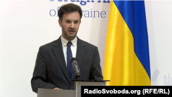 Относительно площадки для переговоров спикер отметил, что «в информационном пространстве время от времени звучат идеи и предложения от разных сторон и лидеров»