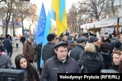 Андрій Щекун (у центрі) на проукраїнському мітингу в Сімферополі, грудень 2013 року