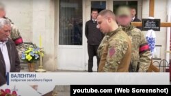 Боєць ЗСУ Валентин на похороні Всеволода Грабара, скріншот каналу МТРК МІСТО