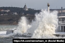 Штормові хвилі у Севастополі, 29 листопада 2023 року