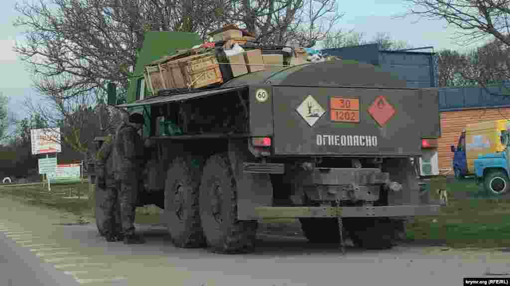 Цей військовий бензовоз зламався у селі Табачне Бахчисарайського району