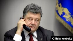 Президент Украины Петр Порошенко во время телефоннго разговора с лидерами "нормандской четверки"