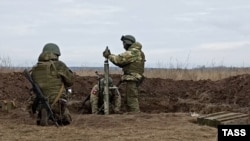 Военнослужащие Центрального военного округа во время обучения мортирной стрельбе в тылу. 4 января 2023 года. Иллюстративное фото