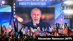 Президент країни-агресора Росії Путін виступає на Красній площі в Москві (виступ транслюють на великому екрані) з нагоди проголошеної ним  «анексії чотирьох областей» України, частково окупованих російською армією. Росія, 30 вересня 2022 року