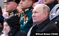 Владимир Путин 2022 жылғы 9 мамырда өткен Жеңіс парадында.