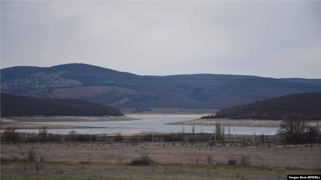 Чорноріченське водосховище &ndash; основне джерело водопостачання Севастополя. Воно наповнюється за рахунок декількох невеликих річок і безлічі струмків. &nbsp; Протягом перших тижнів січня в Криму випали рясні опади у вигляді дощу і снігу, за кілька днів випало приблизно 70-80% місячної норми. Так, на Ай-Петрі товщина снігового покриву 20 січня склала 25 сантиметрів, на Ангарському перевалі &ndash; 12. Після цього в Чорноріченському водосховищі з&#39;явився невеликий приплив води. Так воно виглядало 25 січня 2021 року