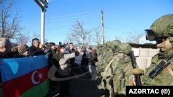 Российские военные и азербайджанские активисты в Лачинском коридоре