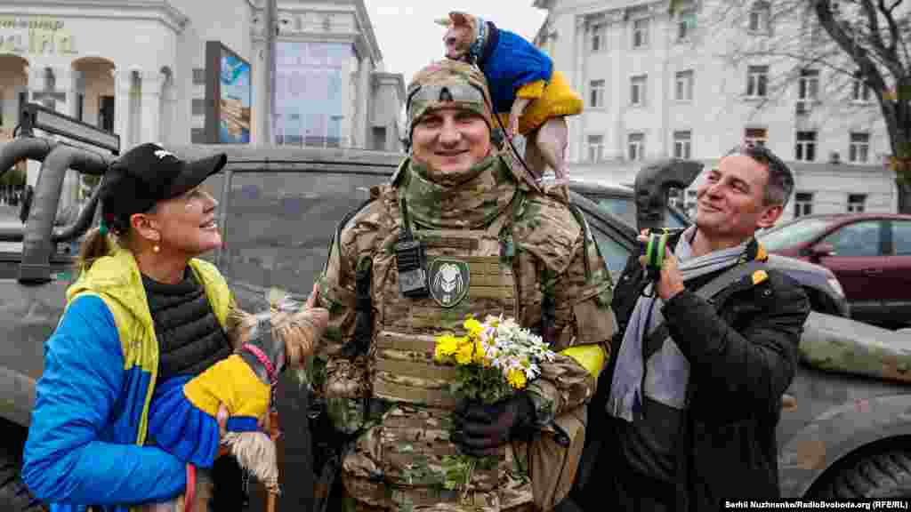 Усмішки, квіти, коти, собаки Херсонці зустрічають своїх визволителів.13 листопада 2022 року