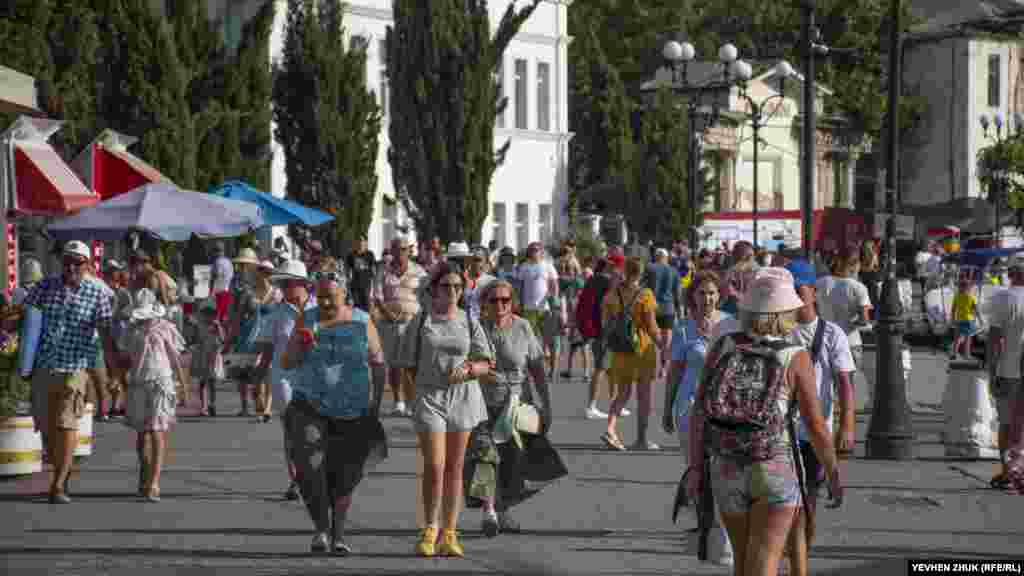 Незважаючи на будній день, на набережній багатолюдно