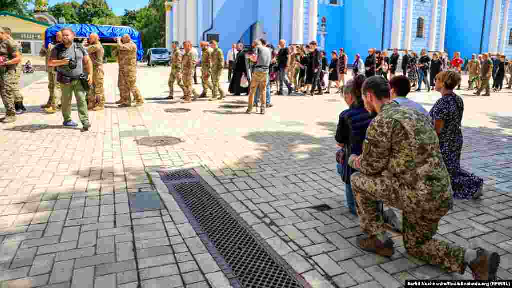 В останній шлях військового проводжали на колінах