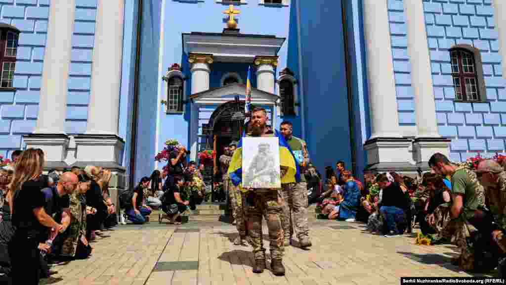 В останню путь військового проводжали на колінах