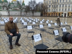 Акція «Порожні стільці» на Софійській площі у Києві. Фото Миколи Семени