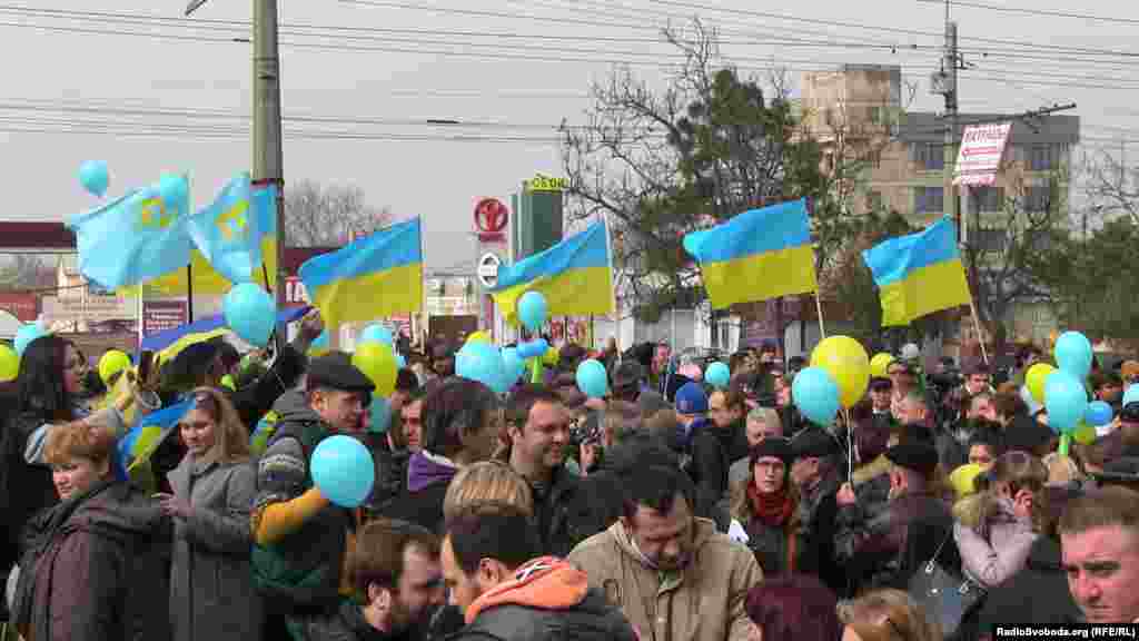 9 березня 2014 року біля пам&#39;ятника Тарасу Шевченку в Сімферополі зібралося близько тисячі людей з українськими прапорами, жовтими та блакитними повітряними кулями і з плакатами на підтримку України