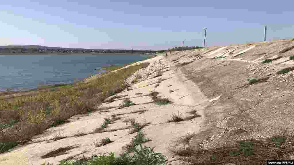 Вода Тайганського водосховища давно відступила від греблі. Греблю не ремонтують