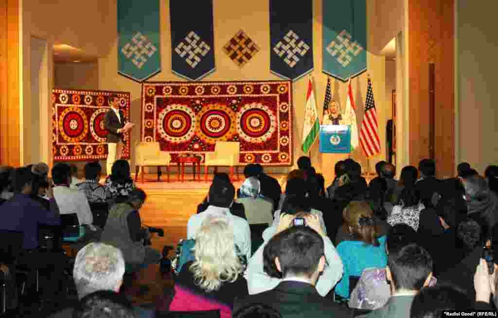 Tajikistan, Dushanbe -- Hillary Clinton, the secretary of USA in ismaility centre in Dushanbe city, 22Oct2011