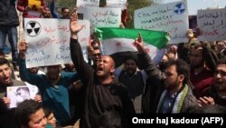 Жители сирийского города Хан Шейхун осуждают применение химического оружия, от которого 4 апреля погибли 87 человек.