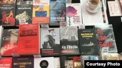 Стенд ISIA Media Verlag на ярмарке "Пражская книжная башня" в сентябре 2024 г.