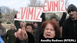 24.02.2012. Prezident Administrasiyası qarşısında etiraz aksiyası zamanı çəkilmiş foto