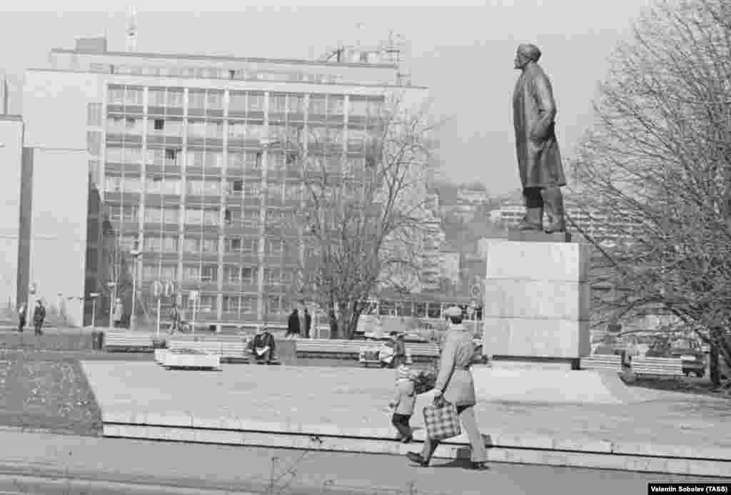 Памятник основателю Советского Союза Владимиру Ленину в пражском районе Дейвице сфотографирован в 1981 году. Статую открыли в 1972 году, а снесли ее в 1990 году после Бархатной революции 1989 года, свергшей коммунистическое правление в тогдашней Чехословакии. Основа статуи в форме трамплина была популярна среди скейтбордистов, пока ее не убрали в 2007 году, а пространство не засеяли травой