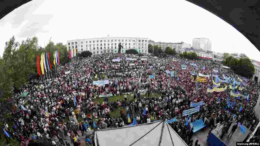 На щорічному жалобному мітингу знову зібралися тисячі людей