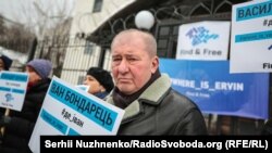 Ільмі Умеров біля посольства Росії в Києві під час акції на захист викрадених у Криму, 27 грудня 2018 року