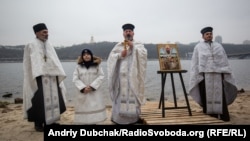 На Водохреще освячують воду, яку люди зберігають протягом року