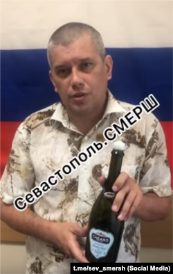 У Севастополі після затримання з чоловіком записали відео зі словами «дякую товаришеві майору за те, що ця пляшка у мене в руках, а не в іншому місці»