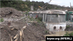 Стоянку старых троллейбусов залило водой и засыпало мусором и камнями