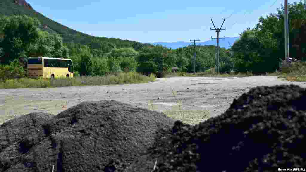 Поруч проходить дорога в Байдарську долину