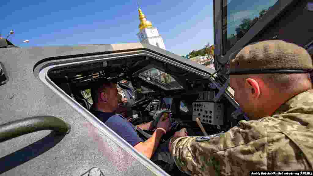 У бронетехніці можна посидіти під наглядом військових інструкторів