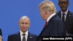 Дональд Трамп и Владимир Путин в Буэнос-Айресе, где в прошлом году состоялся саммит "Большой двадцатки". 30 ноября 2018 года