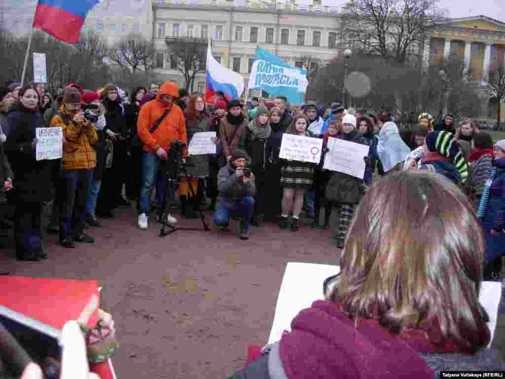 Митинг 8 марта на Марсовом поле в Петербурге