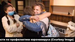 Родственники встречают выпущенных из-под карантина в тюменском санатории.