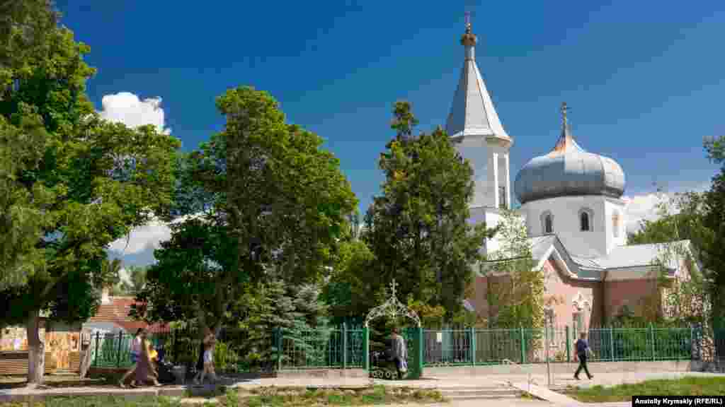 Церква Миколи Чудотворця &ndash; чи не головна історична пам&#39;ятка Зуї. Її почали зводити в 1834 році, а через 44 роки розібрали. Нову церкву, яка стоїть досі, відбудували на місці старої у 1884 році. У радянський період її використовували як склад, спортзал і бібліотеку, а вже за незалежної України церкву передали УПЦ (МП)