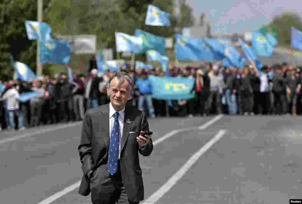 Лідер кримськотатарського народу, народний депутат України Мустафа Джемілєв вважає, що &laquo;прорив&raquo; адмінкордоном між анексованим Кримом і материковою частиною України від 3 травня 2014 року був &laquo;нормальною реакцією співвітчизників на російську окупацію півострова&raquo;. &laquo;Це була нормальна реакція співвітчизників на те, що окупант вирішує: кому жити, а кому&nbsp;&ndash; не жити в Криму. Це було нормальне висловлення обурення&raquo;,&nbsp;&ndash; сказав Джемілєв у коментарі Крим.Реалії в 2019 році